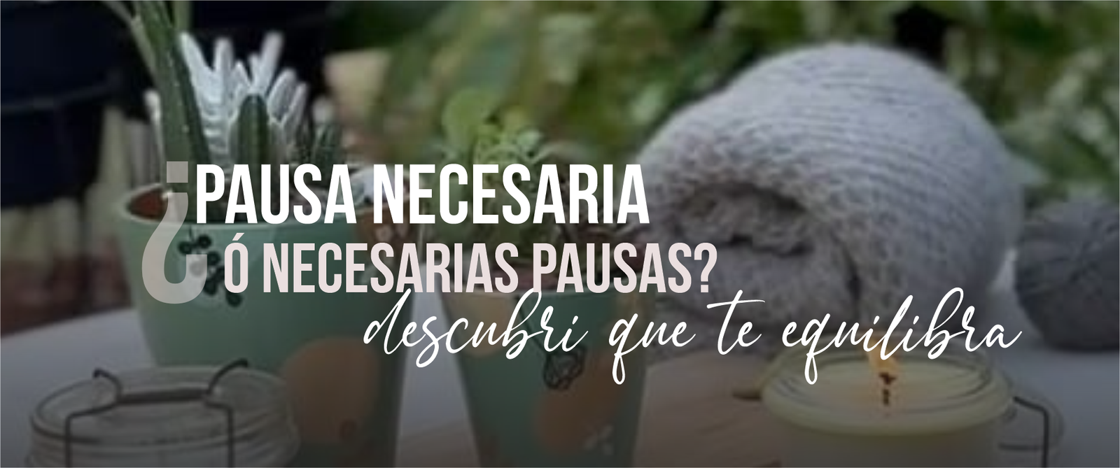 Mesa de terraza en una mañana de invierno: un tejido en progreso, una vela encendida y macetas con suculentas. Una escena serena que invita a pausas conscientes para reconectar con el presente y el autocuidado.