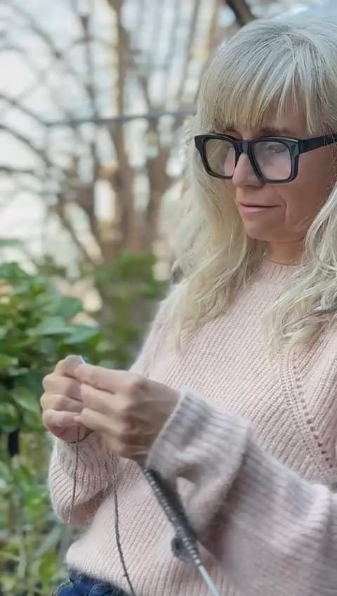 Ce Craig, cofundadora de Productos Craig, tejiendo en una tranquila mañana de invierno. La imagen refleja la importancia de las pausas conscientes para equilibrar la rutina, un acto de autocuidado que renueva energía y bienestar.