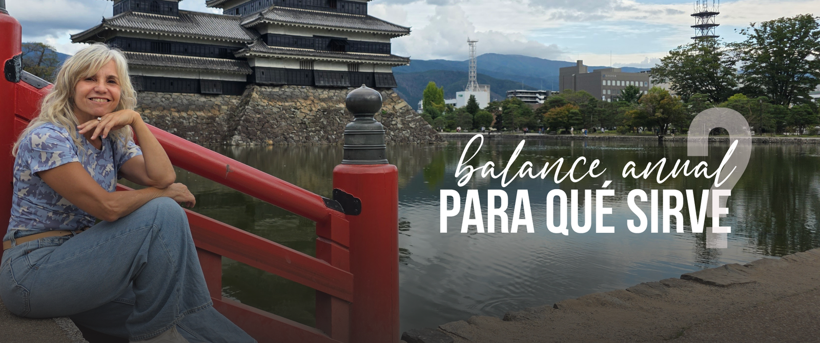 Ce Craig sonriendo y relajada durante un paseo en un paisaje de Japón, representando bienestar y claridad mental.